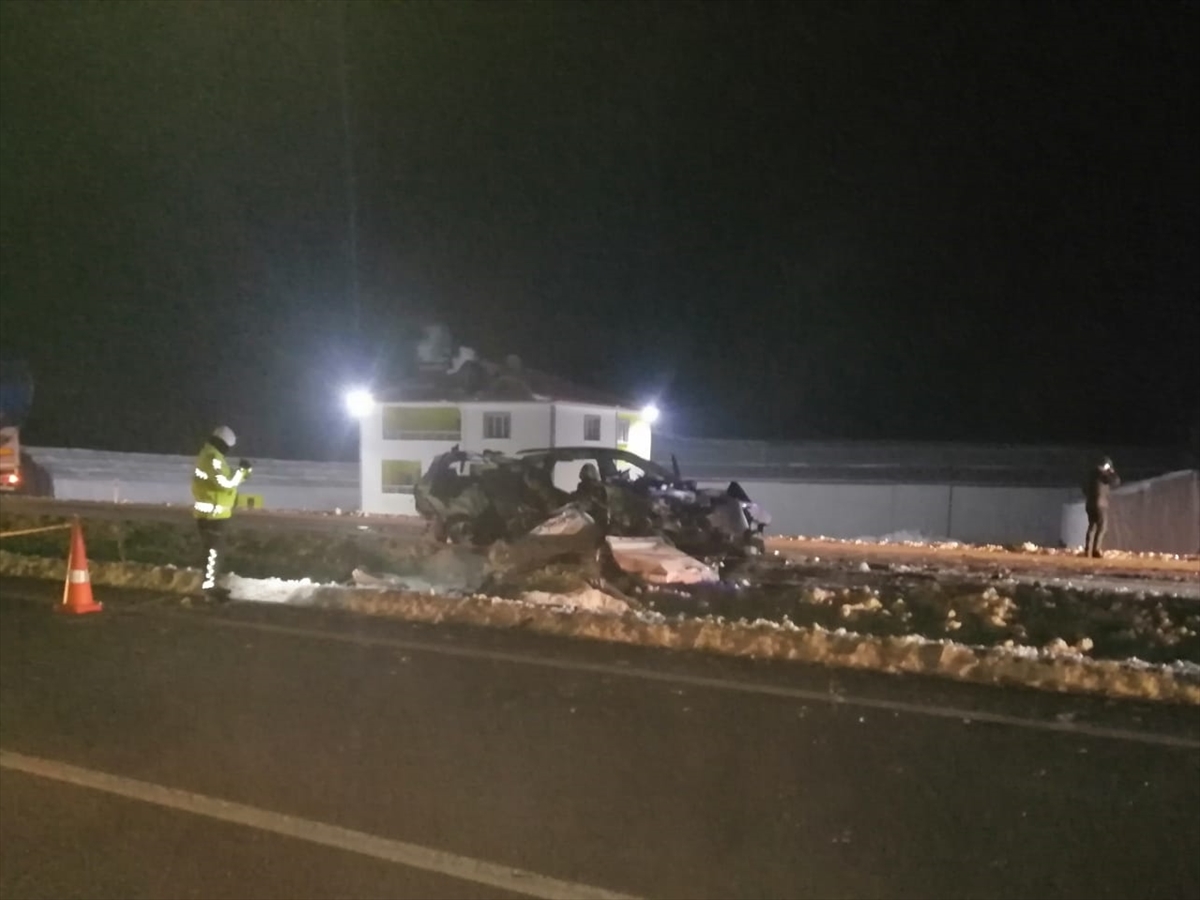 Yozgat'ta otomobil tıra çarptı, 3 kişi öldü, 2 kişi yaralandı