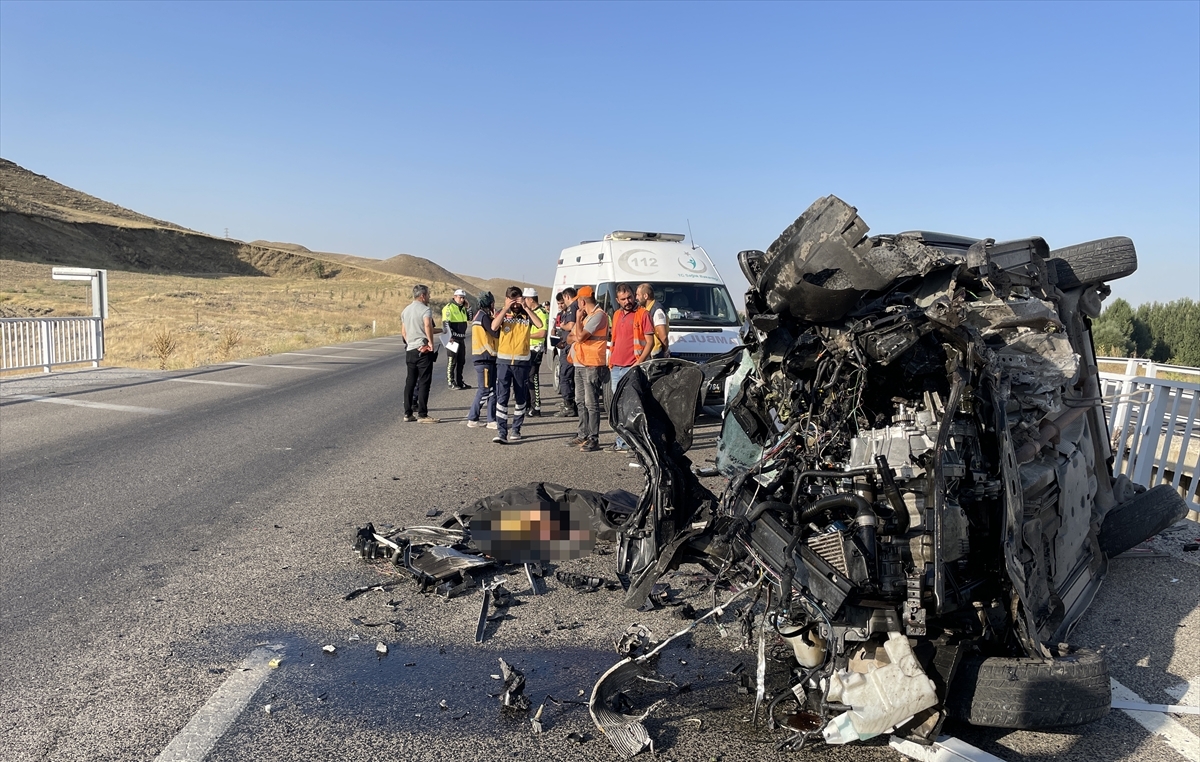 Yozgat'ta otomobilin köprü bariyerine çarpması sonucu 3 kişi öldü, 1 kişi yaralandı