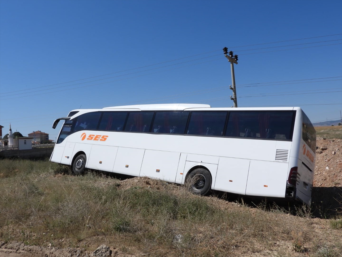 Yozgat'ta yol kenarına savrulan yolcu otobüsündeki 8 kişi yaralandı