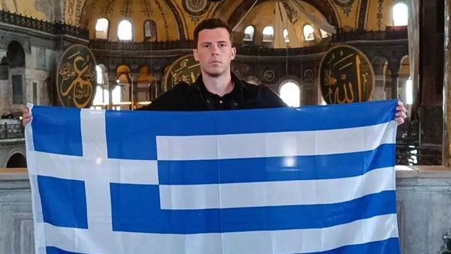 Yunan turistten 25 Euro karşılığında Ayasofya Camii’nde provokasyon: Bayrak açtı