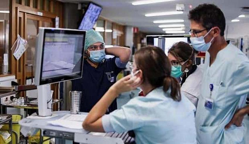 Yunanistan’da aşı olmayan 7 bin sağlık çalışanı görevden uzaklaştırıldı