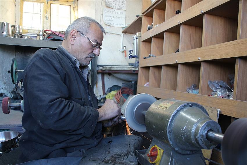 Yürüme engelli Konyalı Ali Usta elleriyle kazandığı hayatında çalışmaktan hiç vazgeçmedi