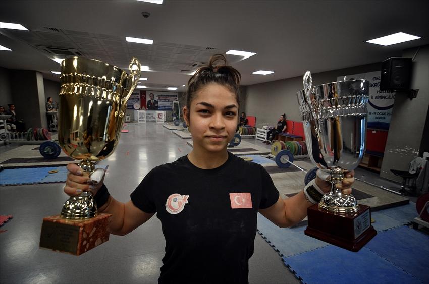Yüzmeye giderken tesadüfen girdiği halter salonundan şampiyon çıktı