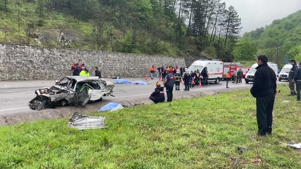 ZONGULDAK - İstinat duvarına çarpan otomobildeki 3 kişi öldü