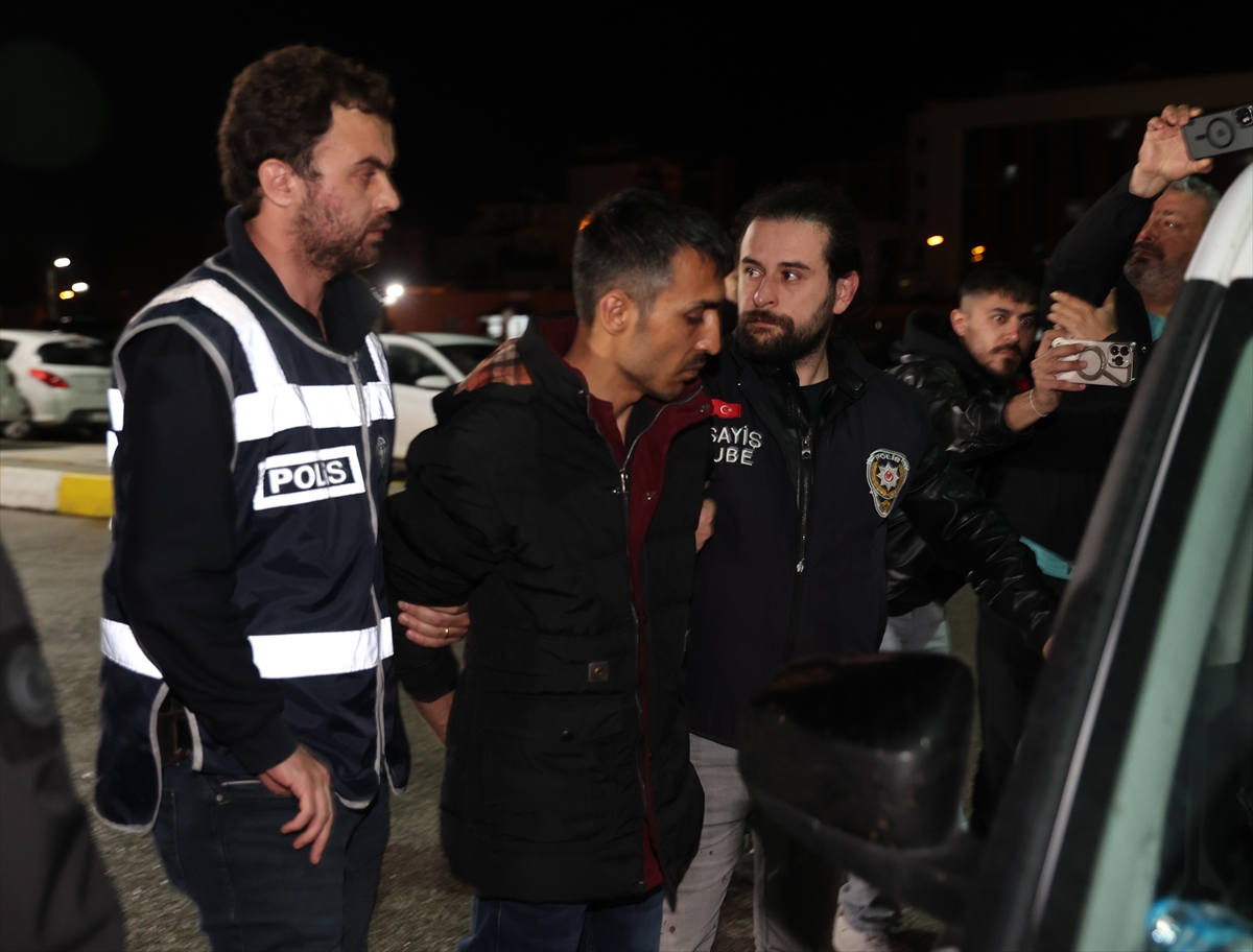 İki kardeşi evlerinde bıçaklayarak öldürdüğü iddia edilen zanlı Sivas'a getirildi - Görsel 3