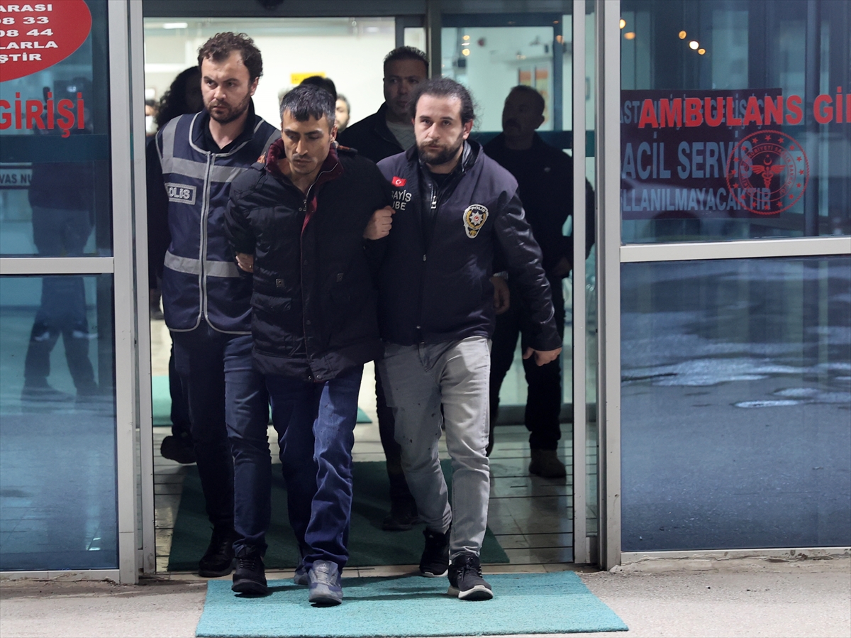 İki kardeşi evlerinde bıçaklayarak öldürdüğü iddia edilen zanlı Sivas'a getirildi - Görsel 4