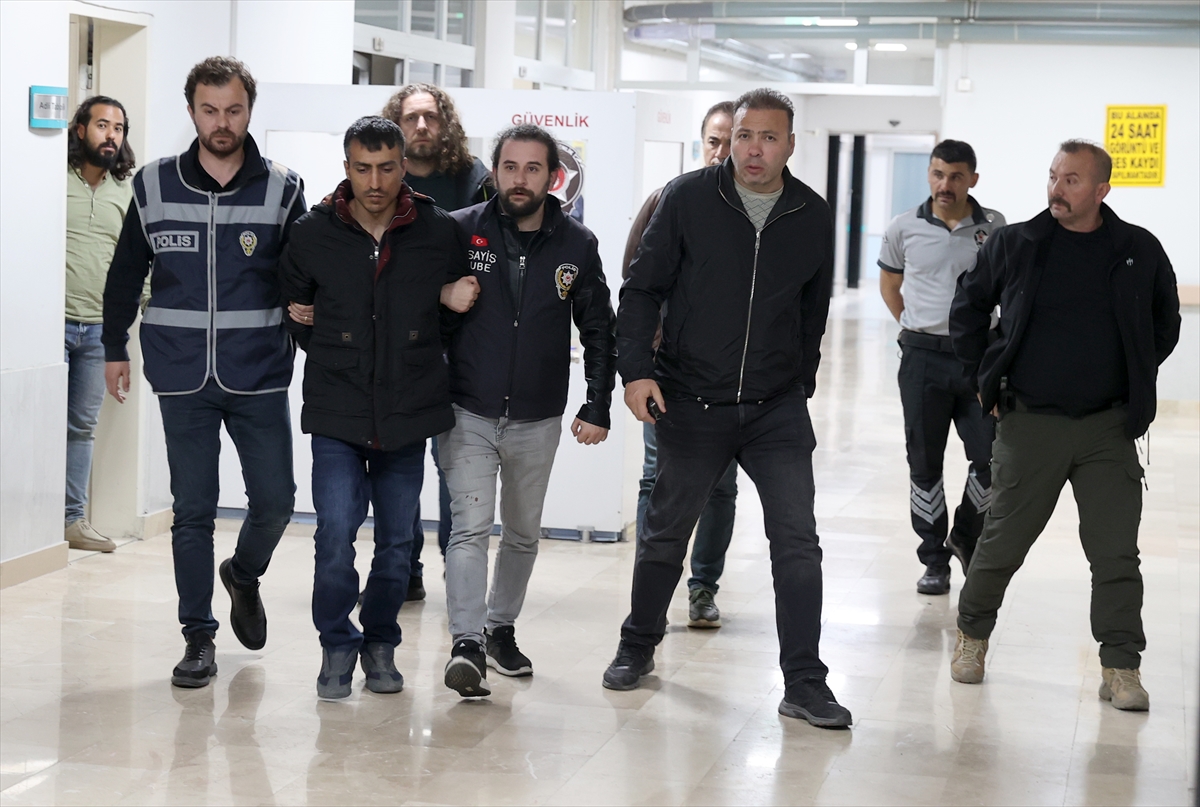 İki kardeşi evlerinde bıçaklayarak öldürdüğü iddia edilen zanlı Sivas'a getirildi - Görsel 5