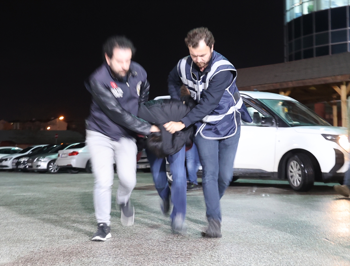 İki kardeşi evlerinde bıçaklayarak öldürdüğü iddia edilen zanlı Sivas'a getirildi - Görsel 6