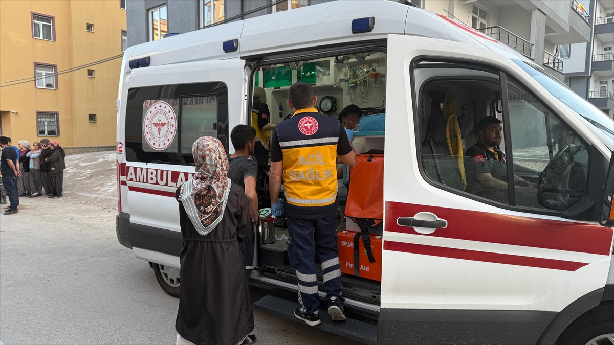 Otomobil park halindeki kamyonun altına girdi - Görsel 1