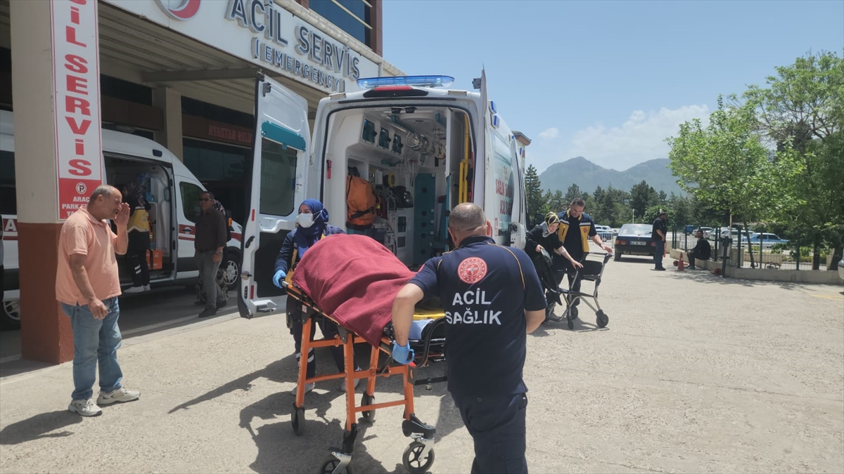  Seydişehir'de şarampole devrilen otomobildeki 2 kişi yaralandı - Görsel 1
