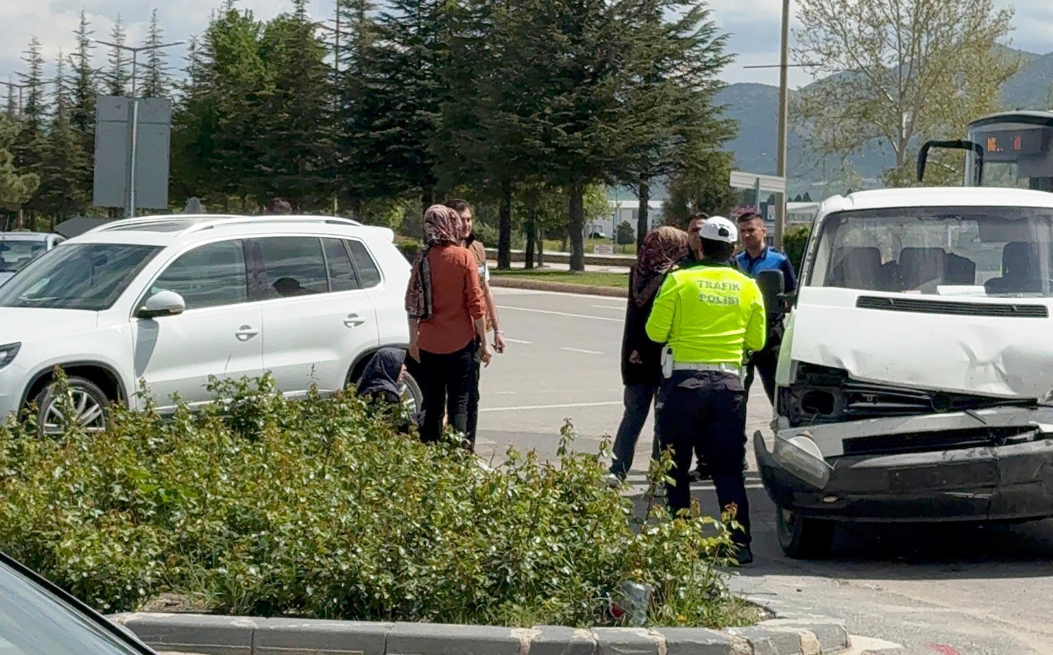 Seydişehir Otogar Kavşağı'nda Trafik Kazası: 2 Yaralı - Görsel 1
