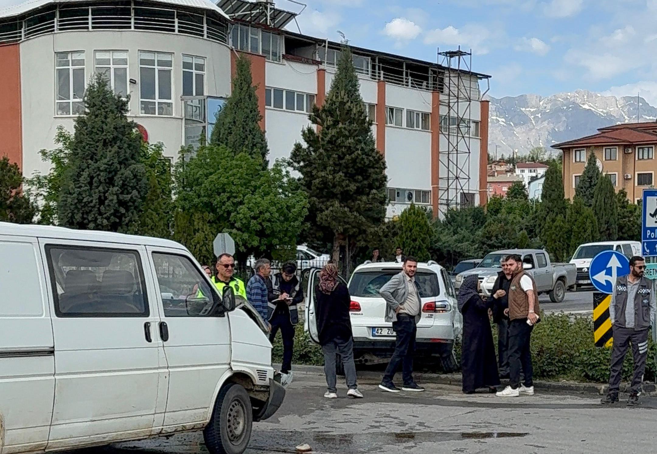 Seydişehir Otogar Kavşağı'nda Trafik Kazası: 2 Yaralı - Görsel 2