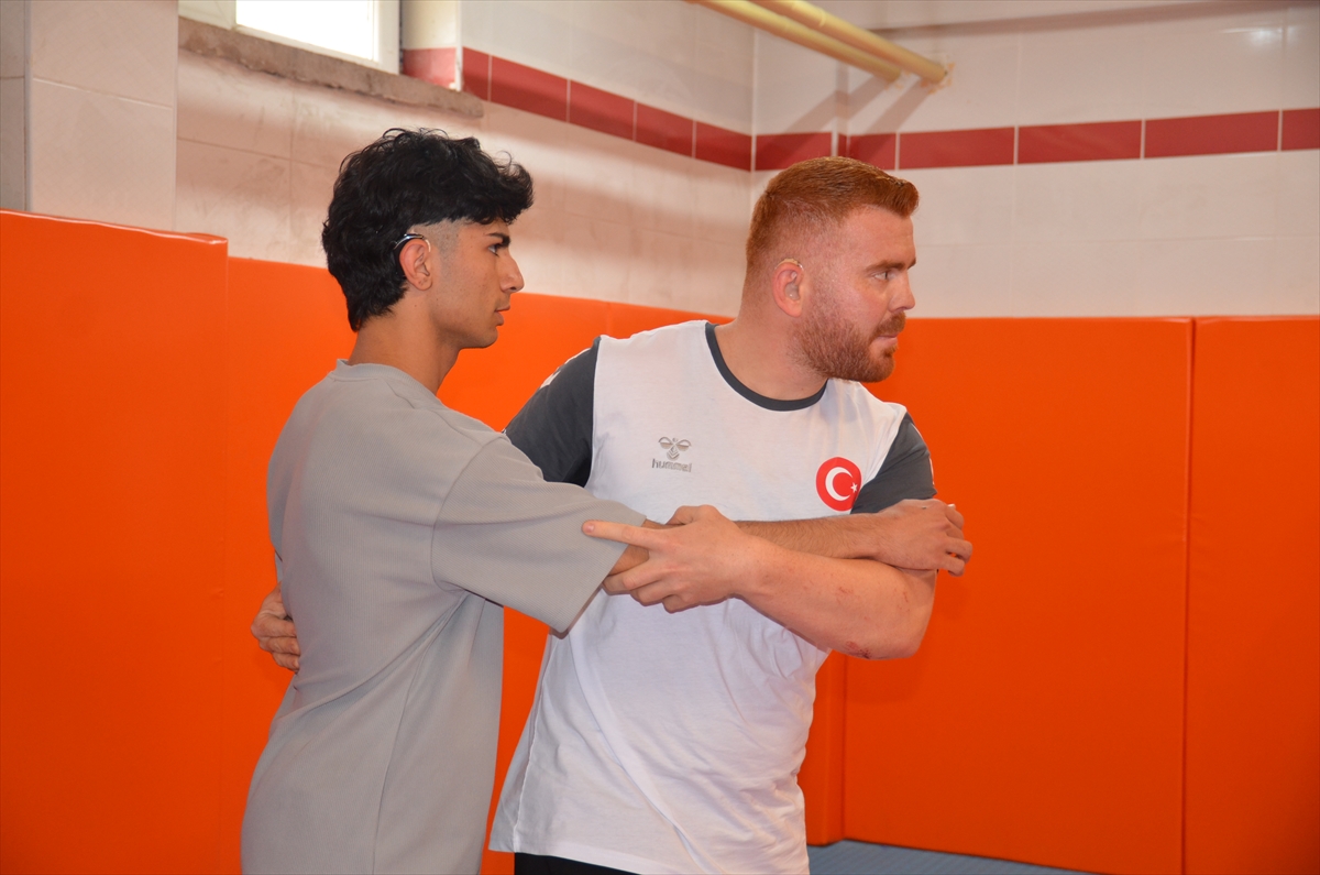 İşitme engelli milli judocu öğretmen, öğrencilerine "yol gösteriyor" - Görsel 1