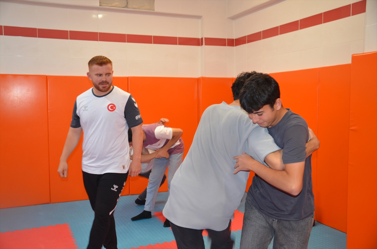 İşitme engelli milli judocu öğretmen, öğrencilerine "yol gösteriyor" - Görsel 2