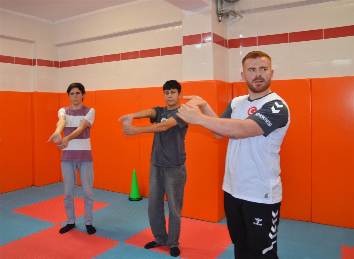 İşitme engelli milli judocu öğretmen, öğrencilerine "yol gösteriyor" - Görsel 3