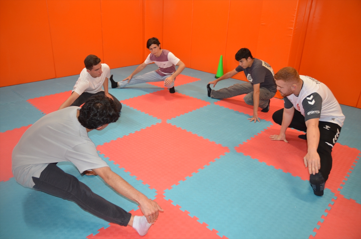 İşitme engelli milli judocu öğretmen, öğrencilerine "yol gösteriyor" - Görsel 4