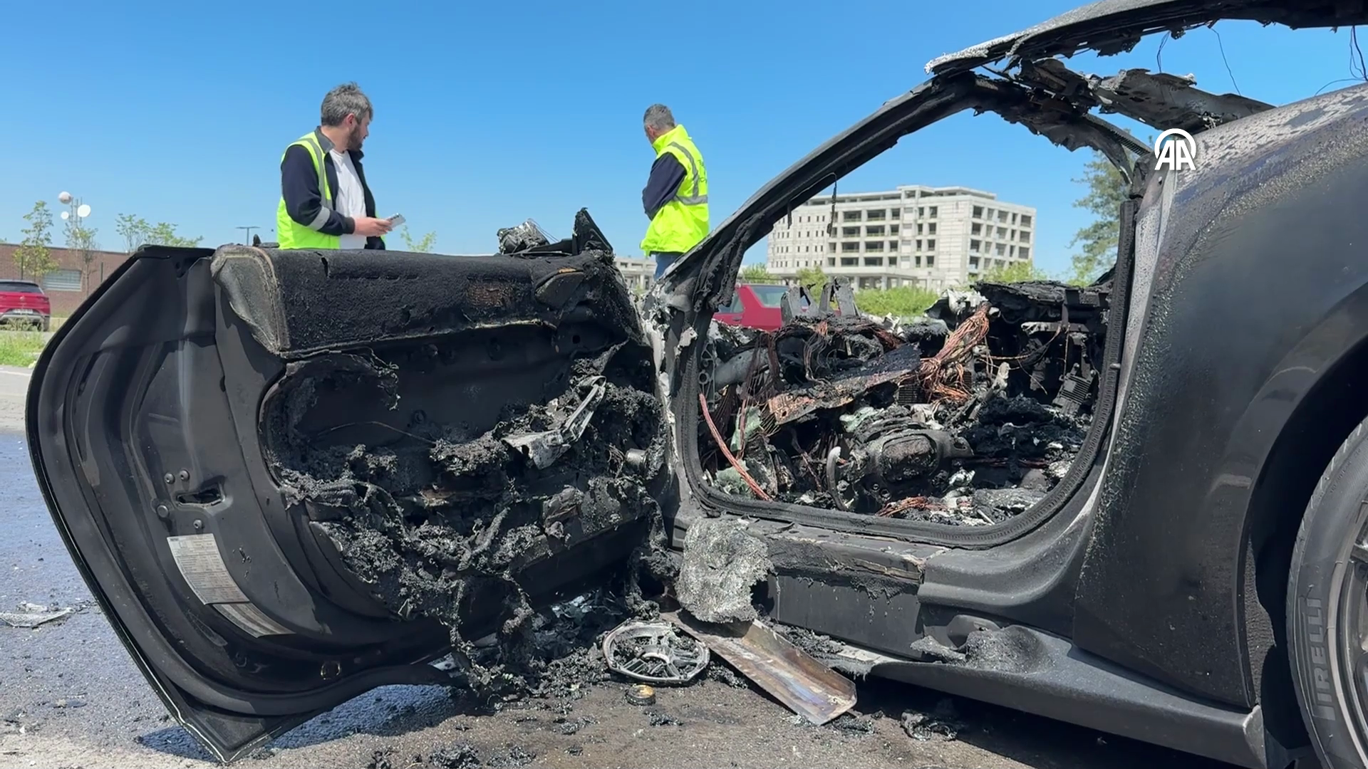 Eyüpsultan'da seyir halindeki lüks otomobil yandı - Görsel 1