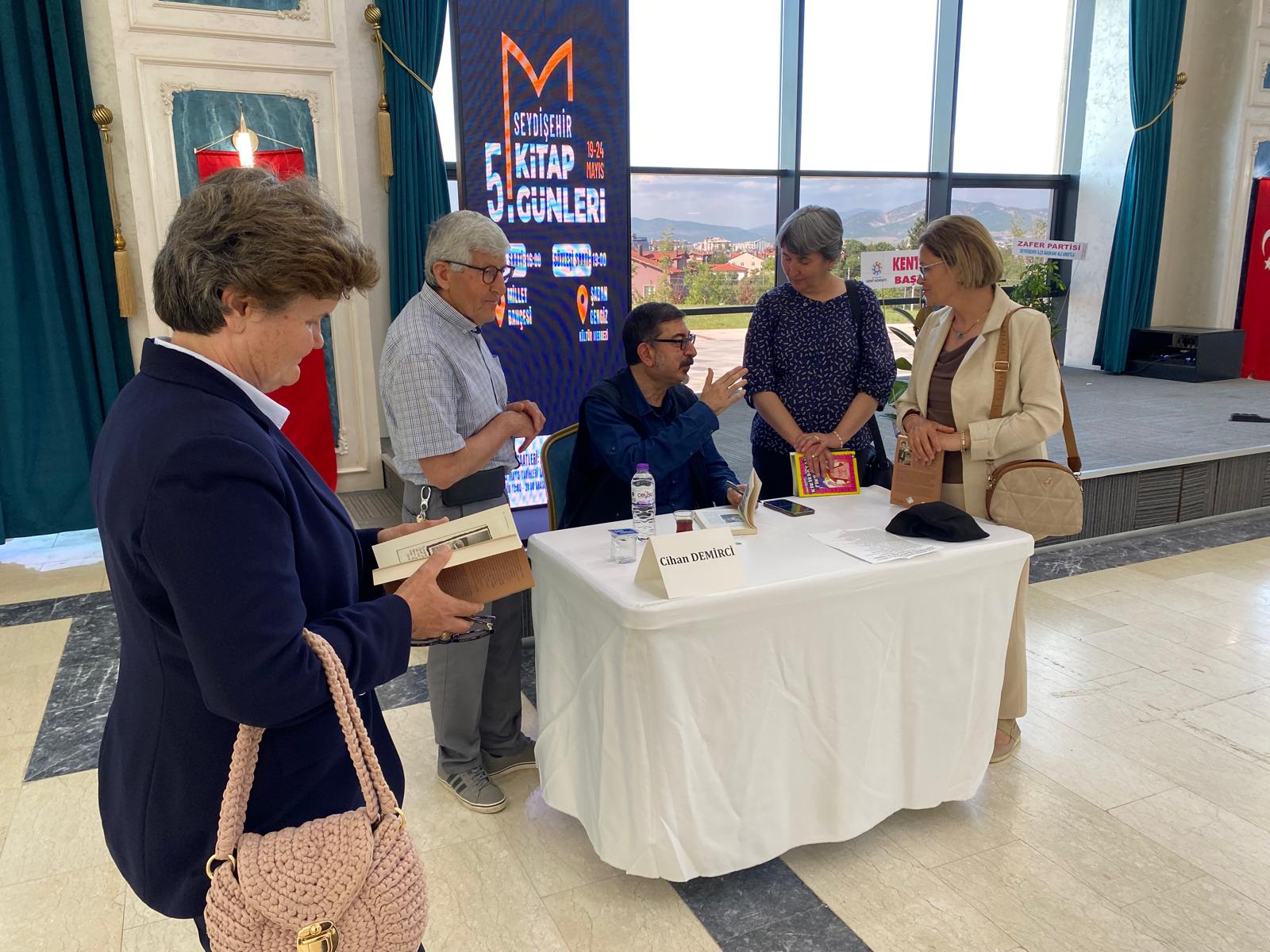 YAZARLAR İMZA VE SÖYLEŞİLERİNE DEVAM EDİYOR  - Görsel 2