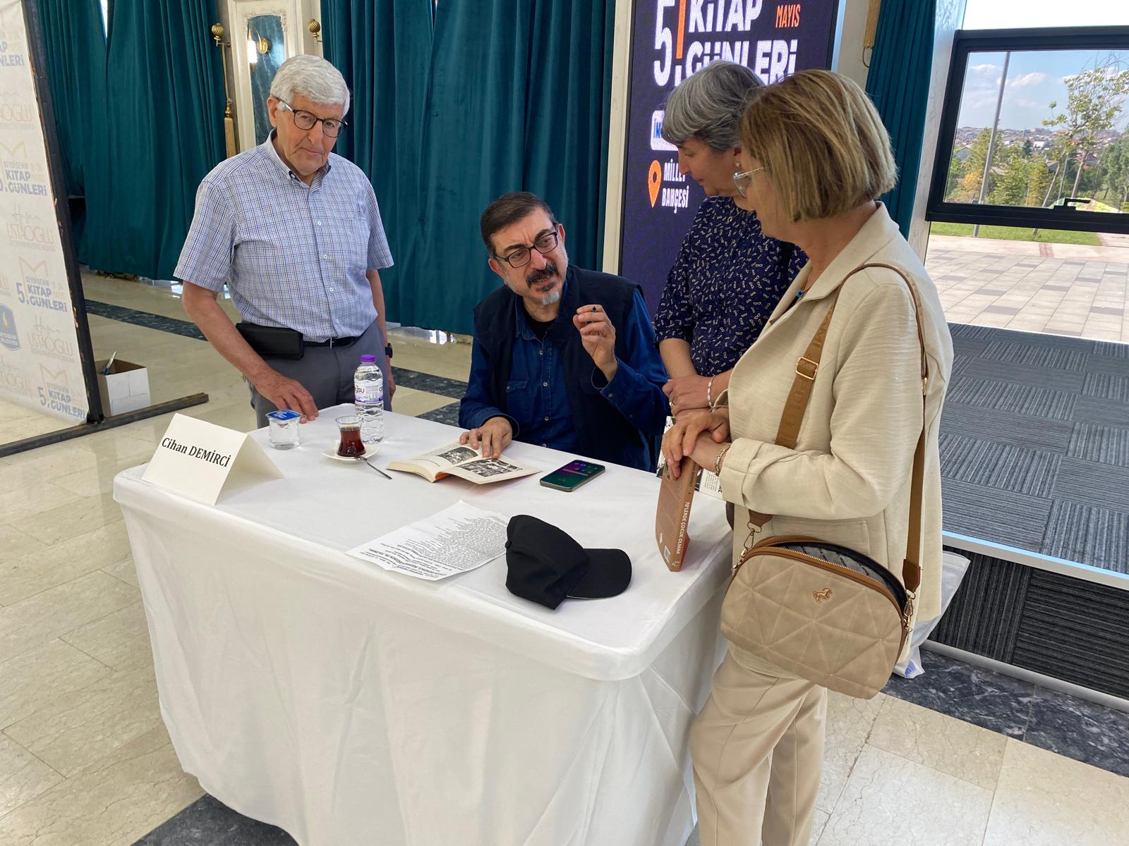 YAZARLAR İMZA VE SÖYLEŞİLERİNE DEVAM EDİYOR  - Görsel 3