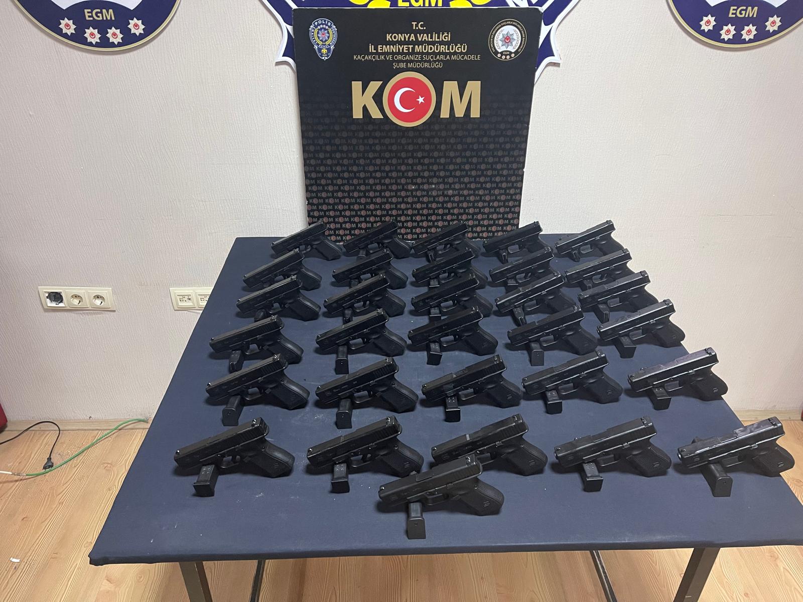 KONYA’DA SİLAH KAÇAKÇILARINA DARBE: ÇOK SAYIDA SİLAH VE PARÇA ELE GEÇİRİLDİ - Görsel 1