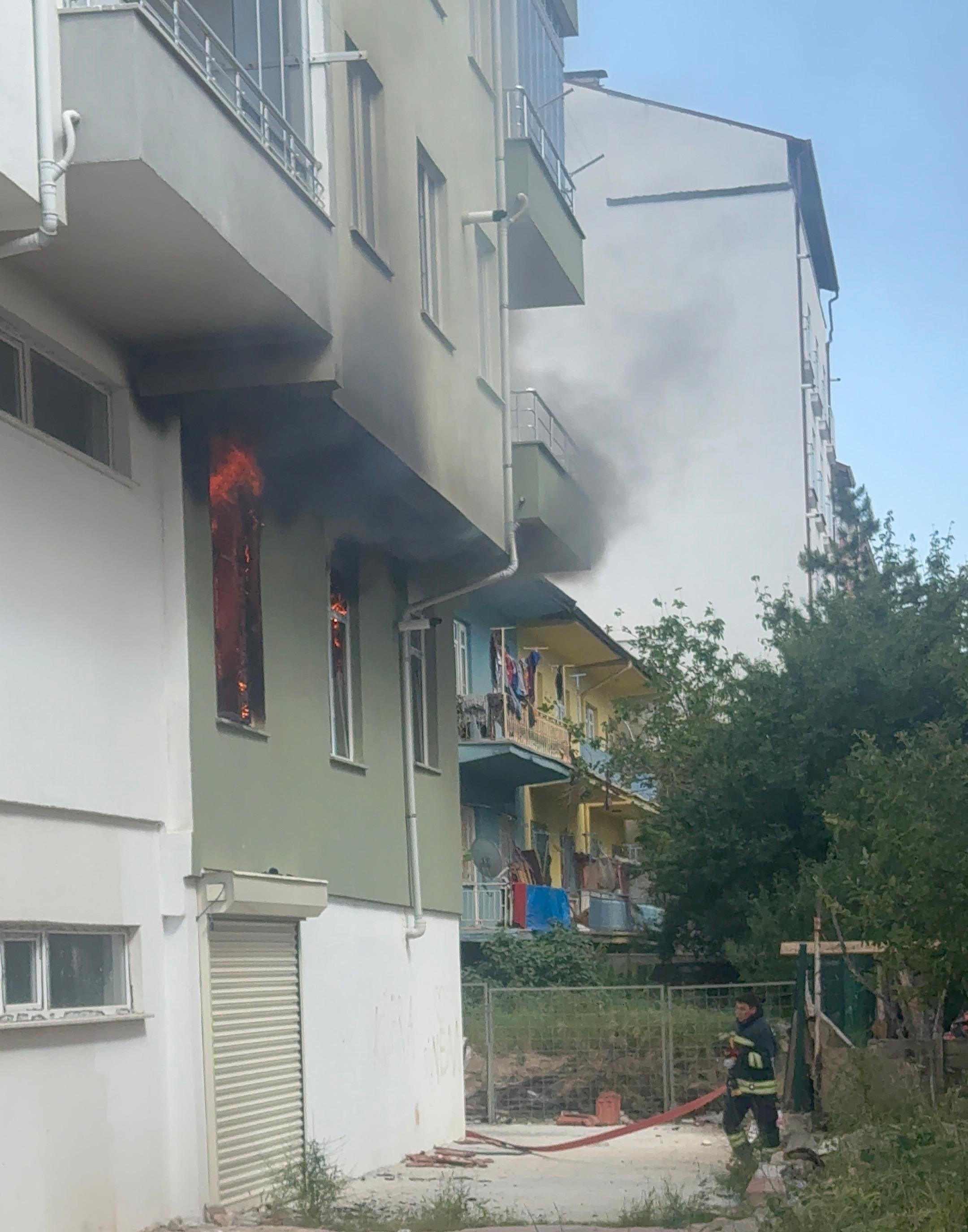 Seydişehir'de Beş Katlı Binanın Zemin katında Çıkan Yangına Müdahale Ediliyor - Görsel 1