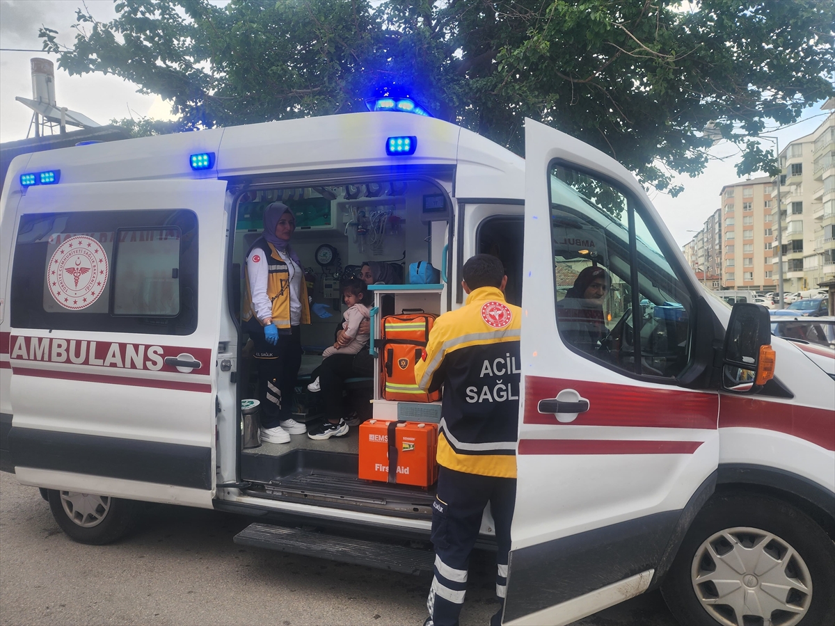 Seydişehir'de  iki otomobilin çarpıştığı kazada 7 kişi yaralandı - Görsel 3