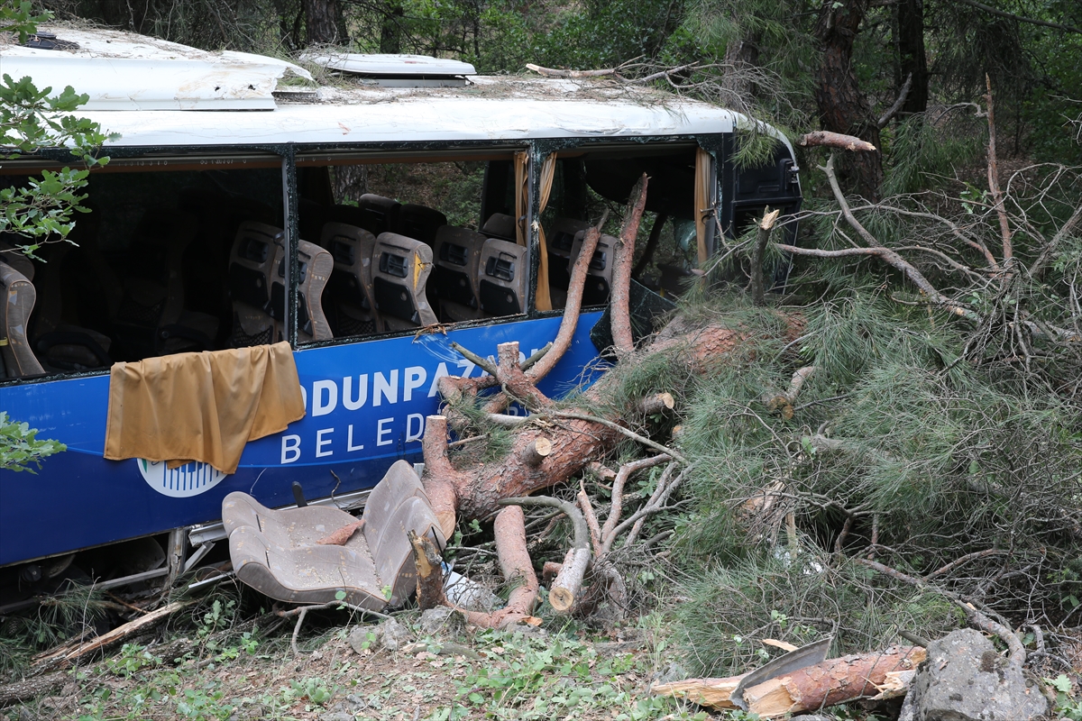 Eskişehir'de tırmanma yarışı görevlilerini taşıyan midibüsün yoldan çıkması sonucu 28 kişi yaralandı - Görsel 2