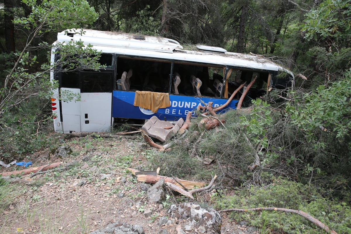 Eskişehir'de tırmanma yarışı görevlilerini taşıyan midibüsün yoldan çıkması sonucu 28 kişi yaralandı - Görsel 3