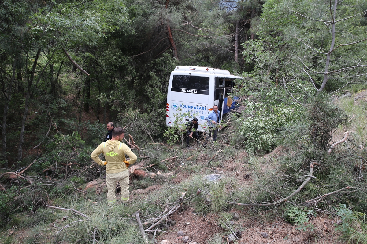 Eskişehir'de tırmanma yarışı görevlilerini taşıyan midibüsün yoldan çıkması sonucu 28 kişi yaralandı - Görsel 4