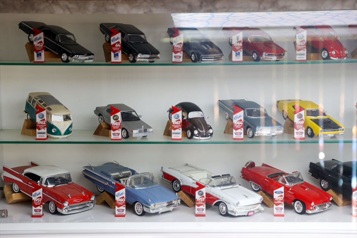 Seydişehir'de koleksiyoner 25 yılda topladığı 259 model otomobili özenle saklıyor - Görsel 13