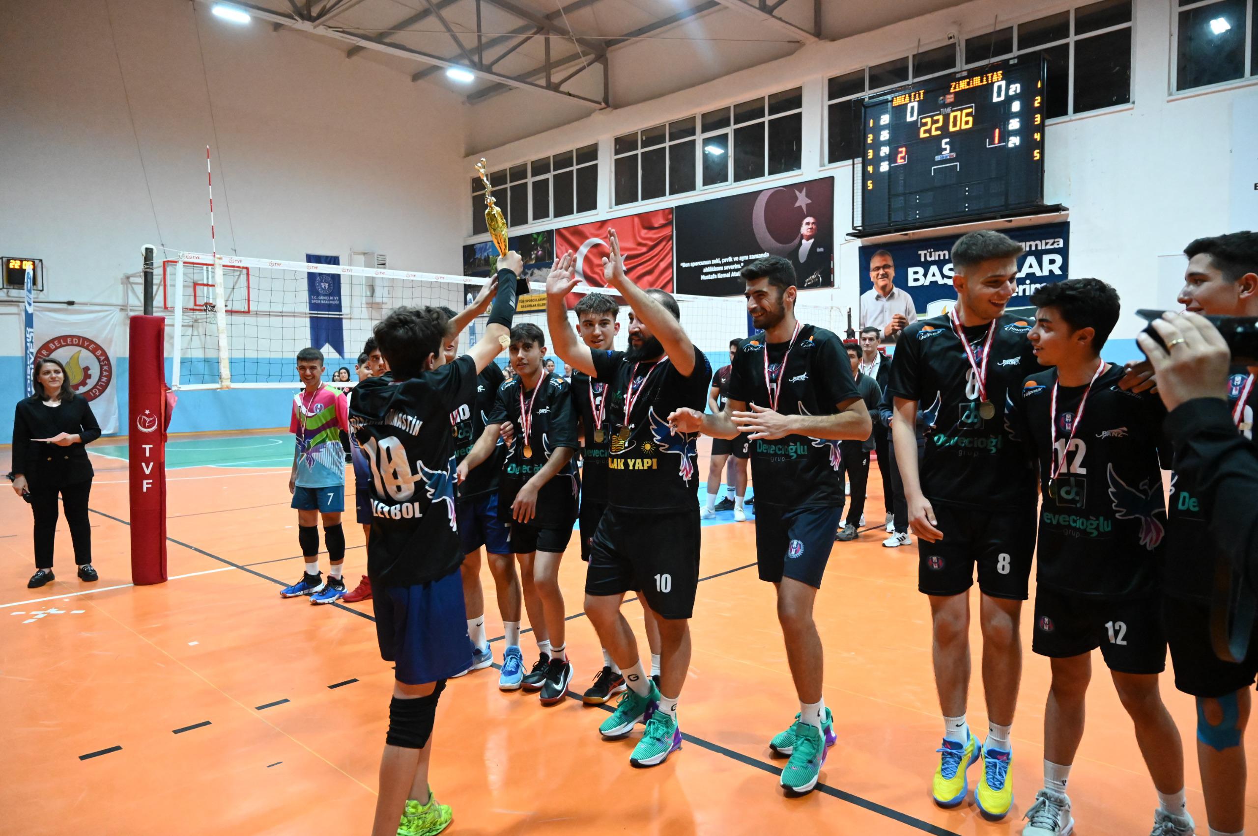 BAŞKANLIK KUPASI VOLEYBOL TURNUVASINDA ŞAMPİYONLAR BELLİ OLDU - Görsel 1