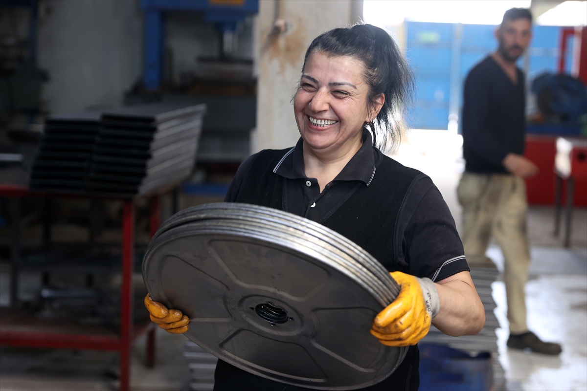 Seydişehir'de Yangın dolabı imalathanesinde kaynak ve zımpara işleri kadınlardan soruluyor - Görsel 1