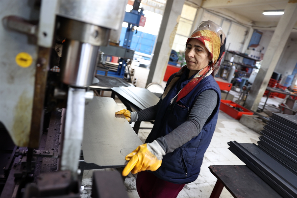 Seydişehir'de Yangın dolabı imalathanesinde kaynak ve zımpara işleri kadınlardan soruluyor - Görsel 2