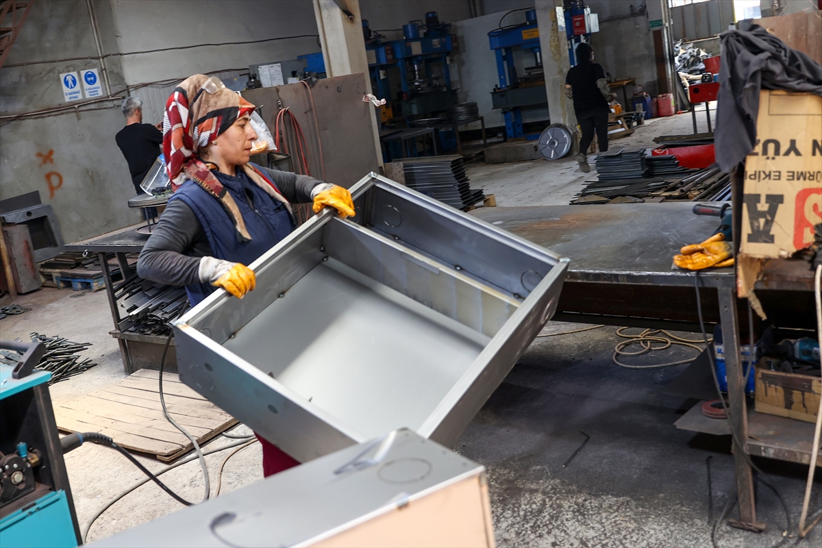 Seydişehir'de Yangın dolabı imalathanesinde kaynak ve zımpara işleri kadınlardan soruluyor - Görsel 3