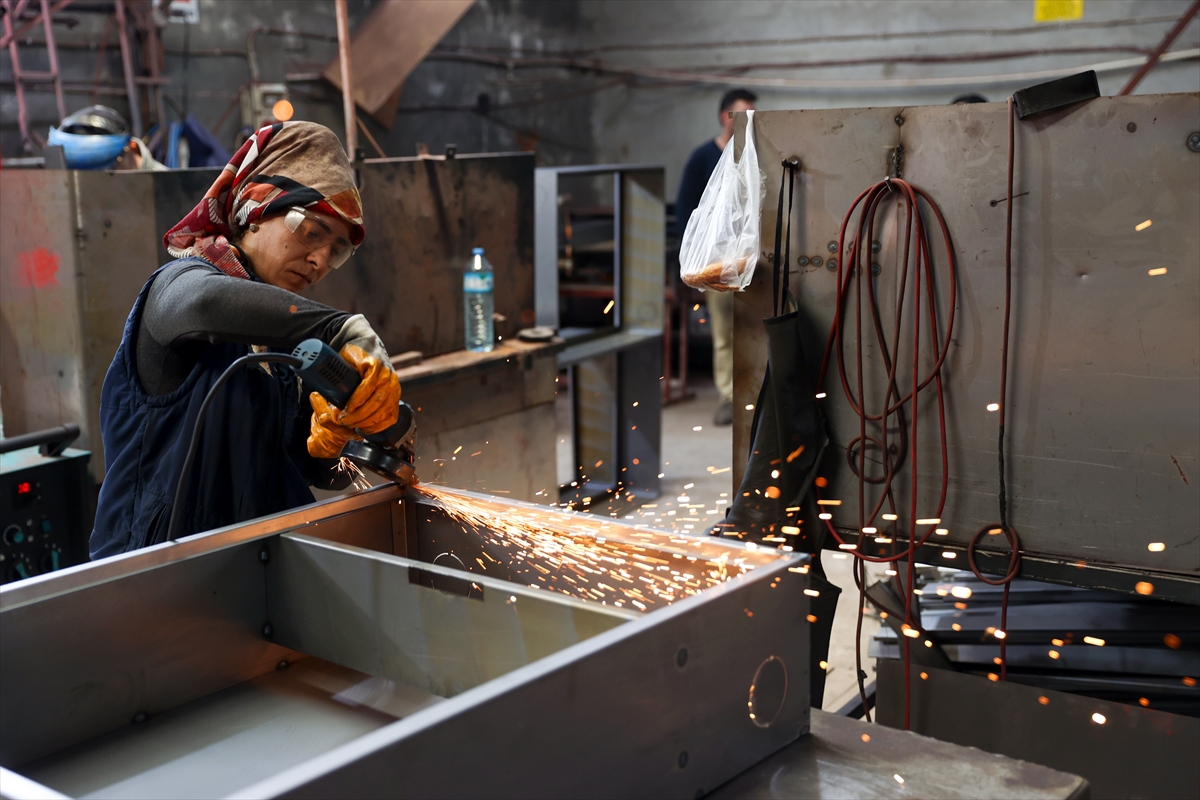 Seydişehir'de Yangın dolabı imalathanesinde kaynak ve zımpara işleri kadınlardan soruluyor - Görsel 4