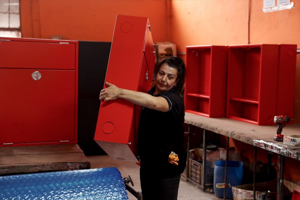 Seydişehir'de Yangın dolabı imalathanesinde kaynak ve zımpara işleri kadınlardan soruluyor - Görsel 6