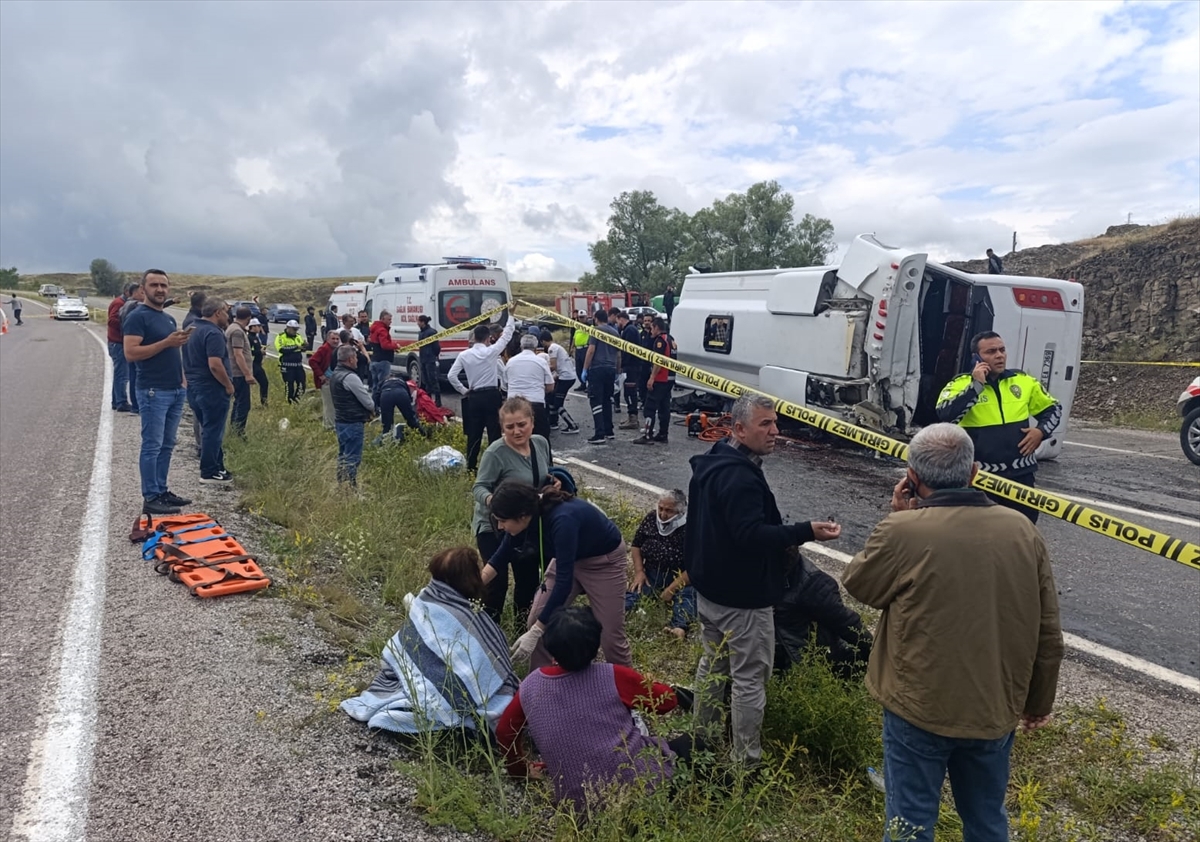 Yozgat'ta cenaze töreninden dönenleri taşıyan midibüs devrildi: 2 kişi öldü, 15 kişi yaralandı - Görsel 1