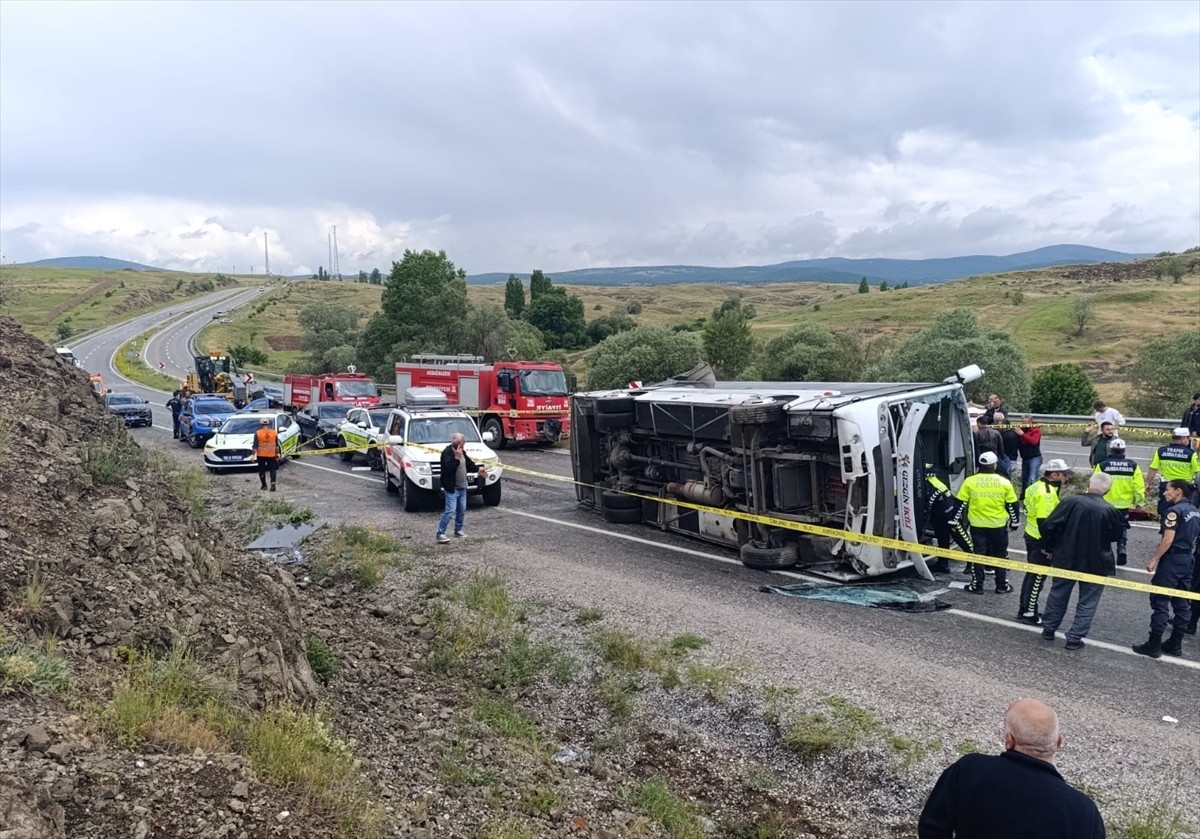 Yozgat'ta cenaze töreninden dönenleri taşıyan midibüs devrildi: 2 kişi öldü, 15 kişi yaralandı - Görsel 2