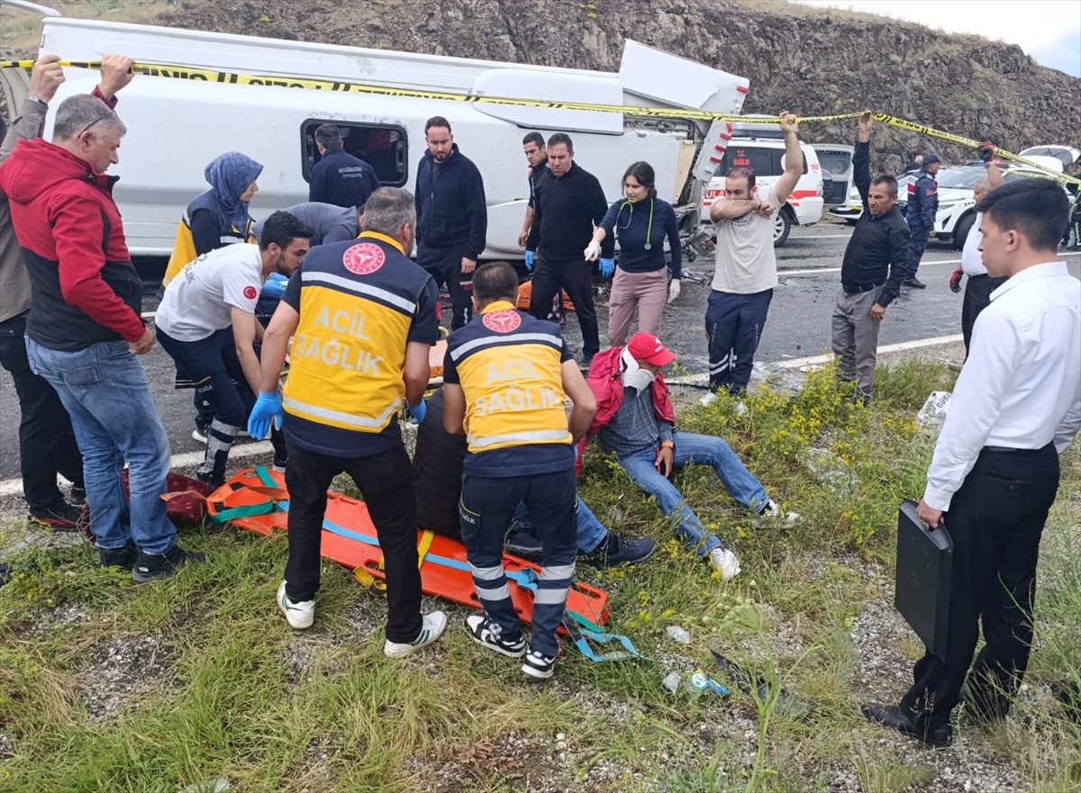 Yozgat'ta cenaze töreninden dönenleri taşıyan midibüs devrildi: 2 kişi öldü, 15 kişi yaralandı - Görsel 3