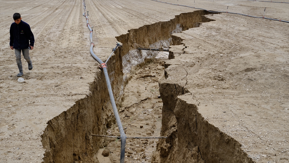 Konya'da sağanak sonrası tarım arazisinde yarık oluştu - Görsel 1