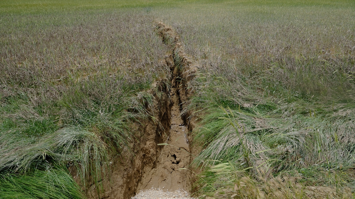 Konya'da sağanak sonrası tarım arazisinde yarık oluştu - Görsel 2