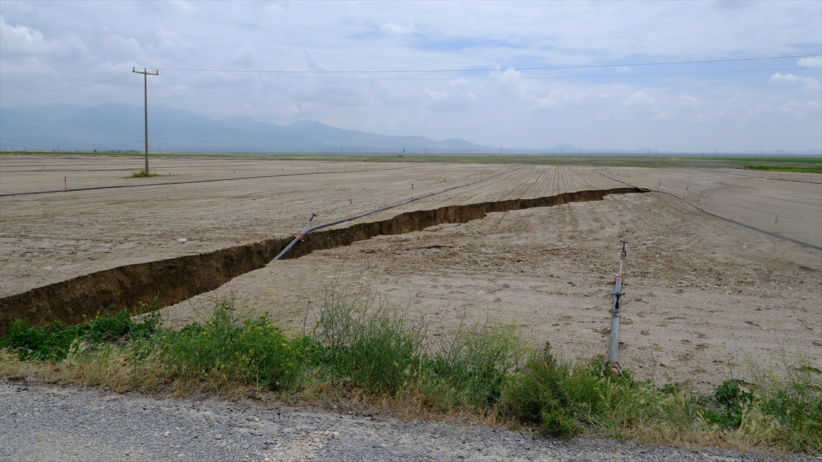 Konya'da sağanak sonrası tarım arazisinde yarık oluştu - Görsel 3
