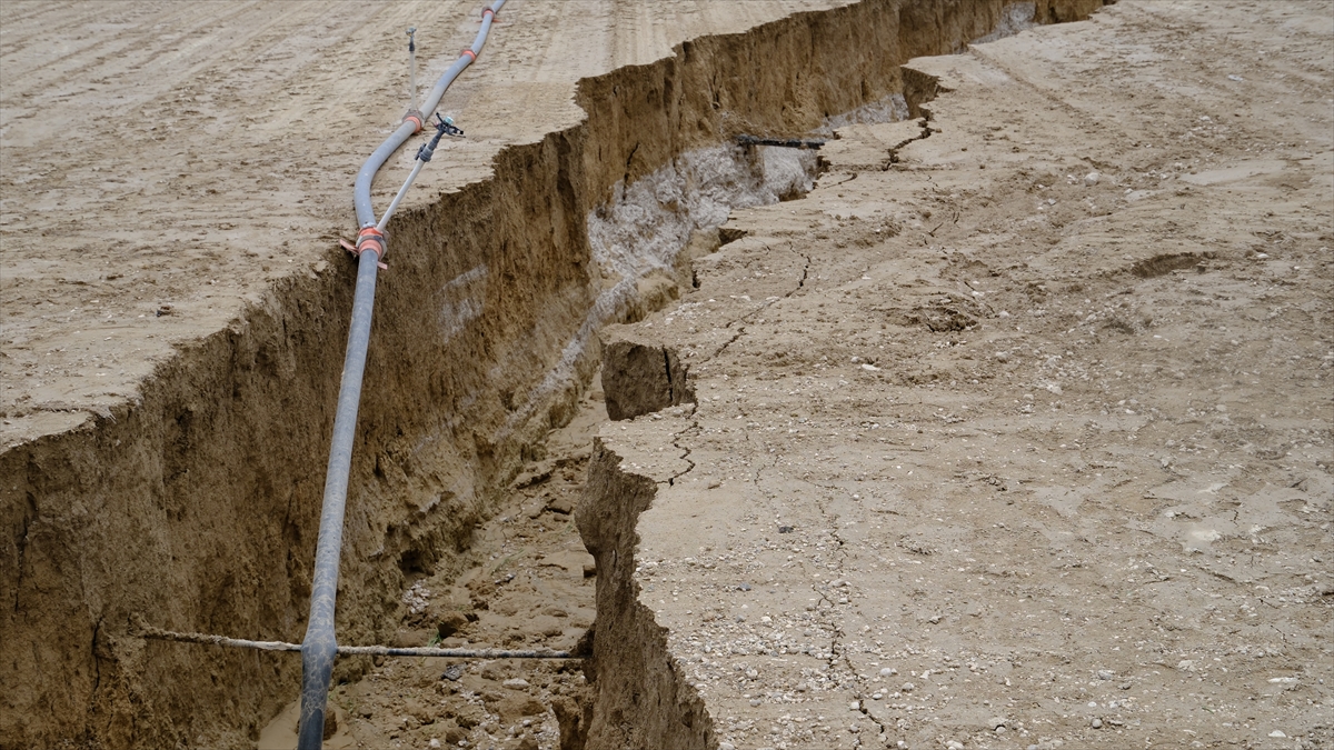 Konya'da sağanak sonrası tarım arazisinde yarık oluştu - Görsel 5