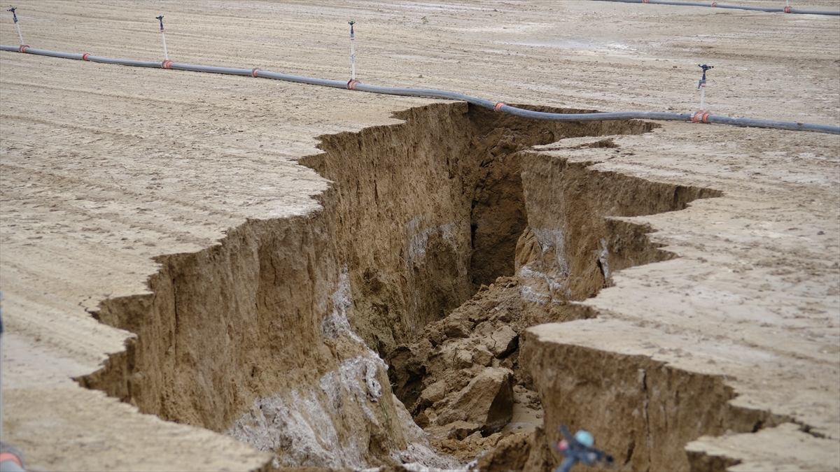 Konya'da sağanak sonrası tarım arazisinde yarık oluştu - Görsel 6