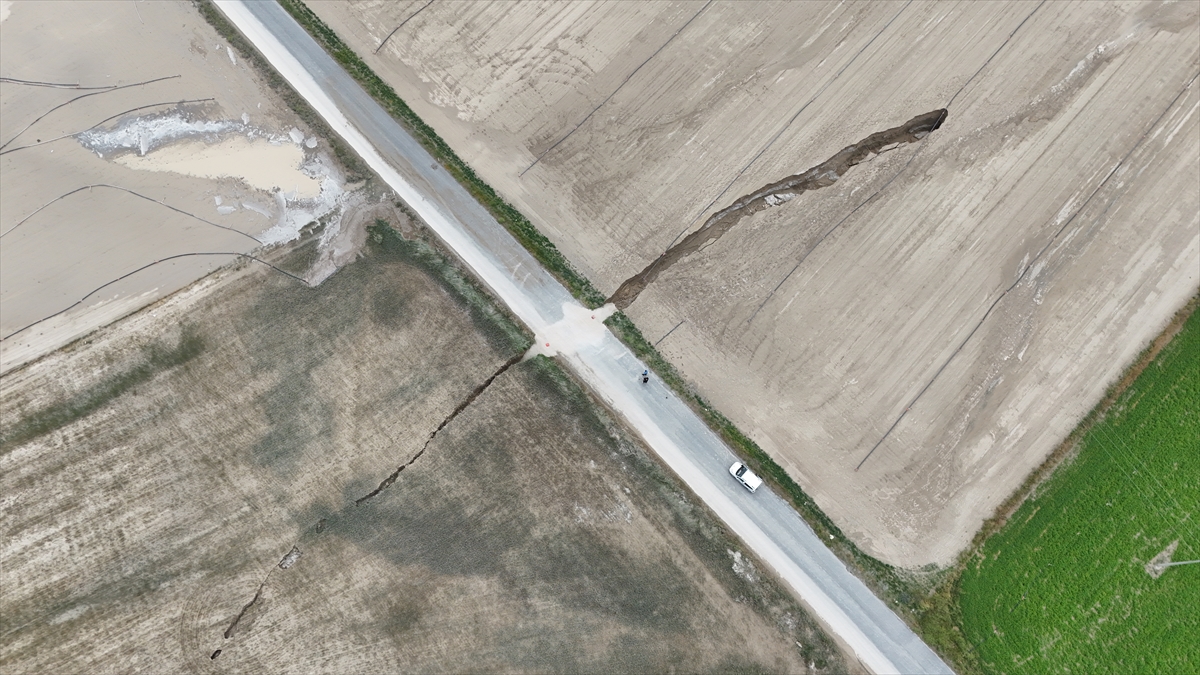 Konya'da sağanak sonrası tarım arazisinde yarık oluştu - Görsel 8