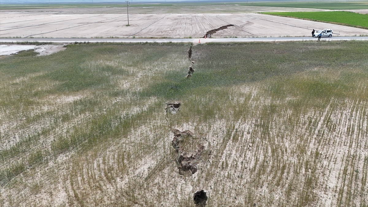 Konya'da sağanak sonrası tarım arazisinde yarık oluştu - Görsel 9