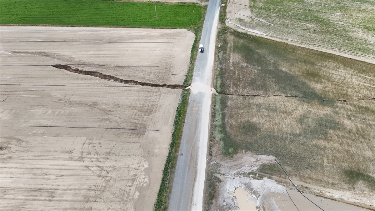 Konya'da sağanak sonrası tarım arazisinde yarık oluştu - Görsel 10