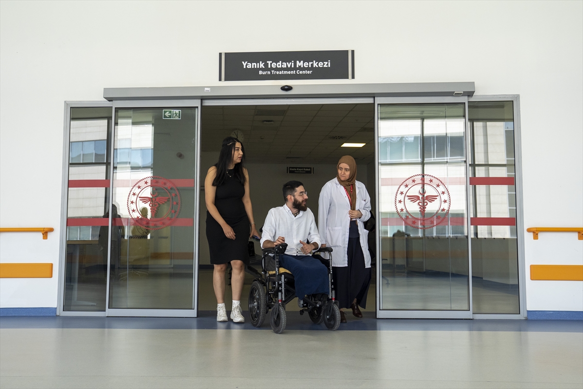 Bacakları ampute edilen hasta, protezleriyle ilk adımlarını atacağı günü bekliyor - Görsel 1