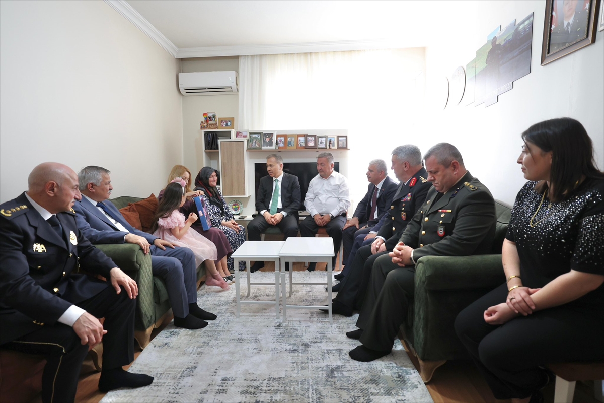 İçişleri Bakanı Ali Yerlikaya, Konya'da şehit ailesini ziyaret etti - Görsel 1