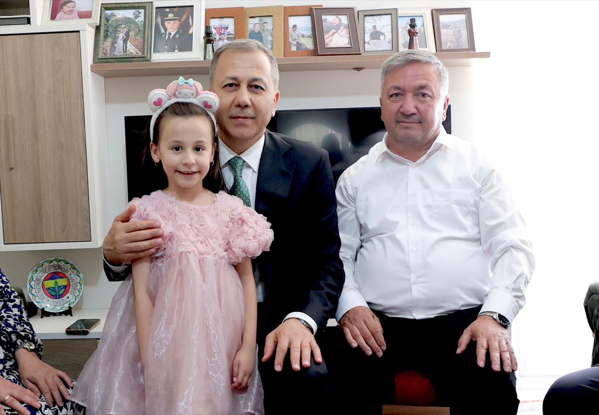 İçişleri Bakanı Ali Yerlikaya, Konya'da şehit ailesini ziyaret etti - Görsel 2